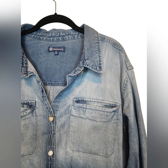 ​Democracy Denim Shirt Raw Hem Heart Pearl Buttons Light Wash Size M - Picture 3 of 9